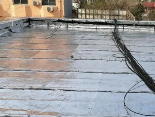 湾里卫生间漏水维修公司分享下湾里屋面楼顶防水刚性防水层施工要点。